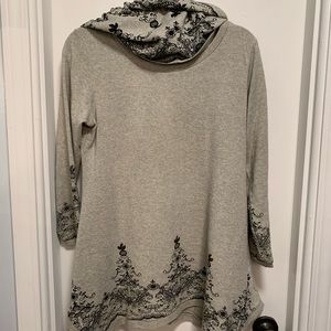 Medium tunic style shirt with detachable turtle neck